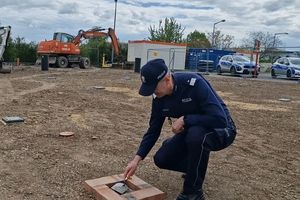 Na zdjęciu Komendant Wojewódzki Policji we Wrocławiu nadinsp. Dariusz Wesołowski wmurowuje akt erekcyjny budowy nowego Posterunku Policji w Męcince.