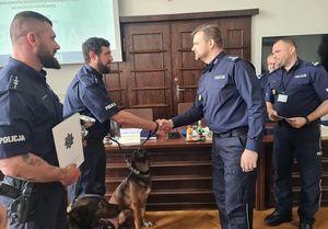 Na zdjęciu inspektor Norbert Kurenda gratuluje drugiemu przewodnikowi psa policyjnego.