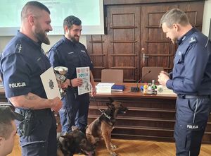 Na zdjęciu Zastępca Komendanta Wojewódzkiego Policji inspektor Norbert Kurenda rozmawia z przewodnikami psów policyjnych podczas wręczania nagród.