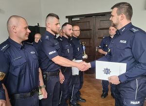 Na zdjęciu Zastępca Komendanta Wojewódzkiego Policji inspektor Norbert Kurenda gratuluje policjantowi.