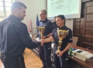 Na zdjęciu Zastępca Komendanta Wojewódzkiego Policji inspektor Norbert Kurenda wręcza nagrodę policjantce.