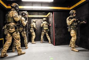 Na zdjęciu konrterroryści wchodzący do pomieszczenia.