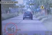 Zdjęcie z wideoradaru przedstawiające samochód osobowy przekraczający dozwoloną prędkość