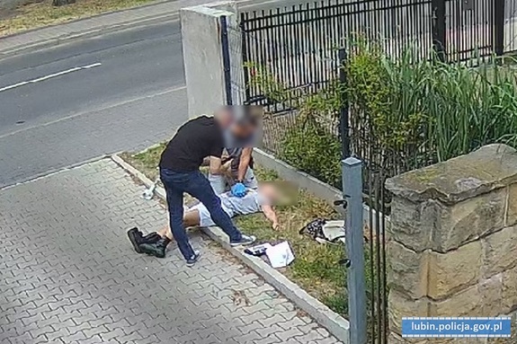 Policjanci reanimują seniorkę lezącą na trawniku