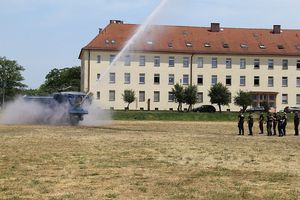 Policyjna polewaczka w akcji.