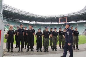 Policjant z uczniami klas o profilu policyjnym na stadionie miejskim we Wrocławiu.