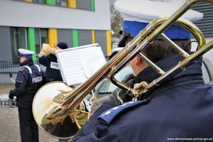Puzonista z Orkiestry Komendy wojewódzkiej Policji we Wrocławiu gra na puzonie