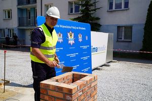Pierwszy Zastępca Komendanta Głównego Policji nadinspektor Dariusz Augustyniak podczas wmurowania tuby - kapsuły czasu.