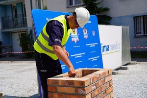 Komendant Wojewódzki Policji we Wrocławiu nadinspektor Dariusz Wesołowski podczas wmurowania tuby - kapsuły czasu.