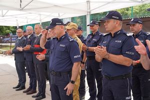 I Zastępca Komendanta Wojewódzkiego Policji inspektor Robert Frąckowiak oddaje honory.