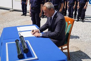 Poseł na Sejm Paweł Hreniak podpisuje akt erekcyjny.