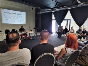 Uczestnicy spotkania oglądają prezentację na rzutniku.