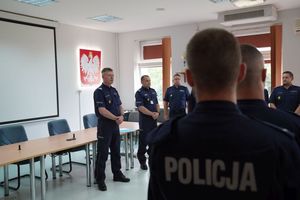 Komendant Wojewódzki Policji we Wrocławiu nadinspektor Dariusz Wesołowski przemawia do zgromadzonych.