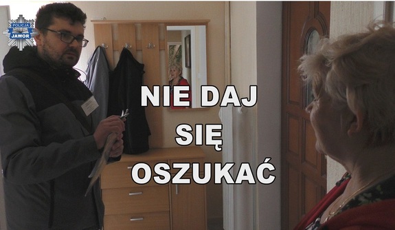 Zdjęcie z mężczyzną i starszą kobietą z napisem nie daj się oszukać