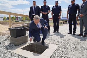 Starosta Polkowicki Pan Kamil Ciupak symbolicznie wmurowuje tubę w fundament obiektu.