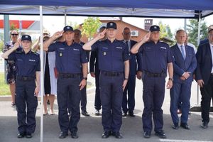 Policjanci salutują.