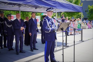Przemawia Komendant Wojewódzki Policji we Wrocławiu nadinspektor Dariusz Wesołowski w tle zaproszeni goście oraz rodziny nowo przyjętych policjantów.