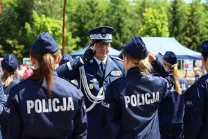 Komendant Wojewódzki Policji we Wrocławiu nadinspektor Dariusz Wesołowski i nowo przyjęta policjantka oddają sobie wzajemnie honory poprzez dotknięcie dwoma palcami wskazującym i środkowym prawej ręki rantu własnej czapki.