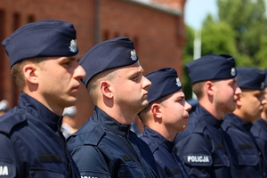 twarze policjantów stojących w szeregu