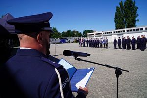 Prowadzący uroczystość wyczytuje po kolei mianowanych policjantów.