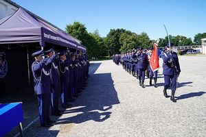 Defilada pododdziału policji.