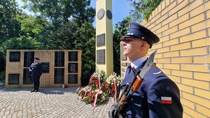 Złożenie wieńców i zniczy pod tablicami pamięci