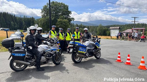 rowerzyści i policjanci