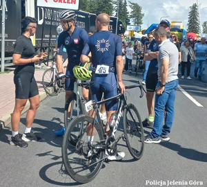 rowerzyści i policjanci