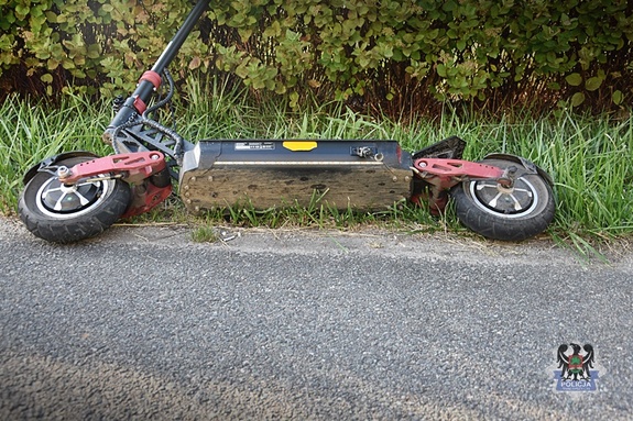 leżąca na chodniku  hulajnoga