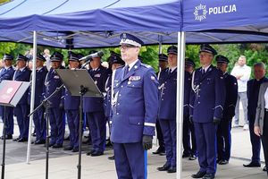 Przemawia Komendant Wojewódzki Policji we Wrocławiu nadinspektor Dariusz Wesołowski. W tle kadra kierownicza dolnośląskiej policji i zaproszeni oficjele.