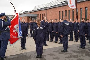 Reprezentacja nowoprzyjetch policjantów (4 osoby) ślubują na sztandar.