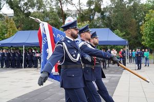 Przemarsz pocztu sztandarowego.