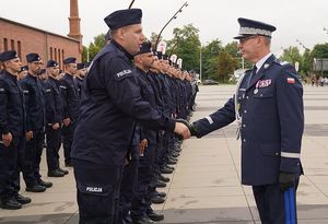 Komendant Wojewódzki Policji we Wrocławiu nadinspektor Dariusz Wesołowski wita się z przedstawicielem nowoprzyjętych policjantów.