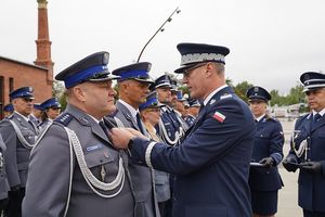 Komendant Wojewódzki Policji we Wrocławiu nadinspektor Dariusz Wesołowski przypina medal policjantowi.