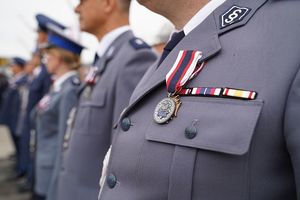 Przypięty medal na mundurze policjanta.