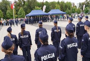 Nowoprzyjęci policjanci w tle kadra kierownicza dolnośląskiej Policji i zaproszeni goście.