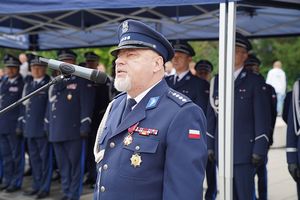 Przemawia przedstawiciel związków zawodowych policjantów.