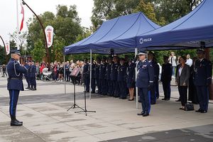 Dowódca pododdziałów prewencji policji melduje Komendantowi Wojewódzkiemu Policji we Wrocławiu zakończenie uroczystości ślubowania.