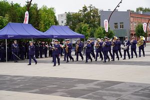 Koncert orkiestry policyjnej podczas uroczystości ślubowania.