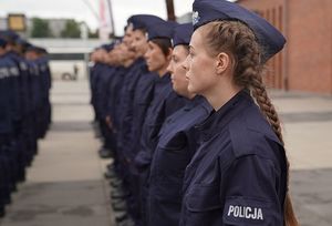 Nowoprzyjęte policjantki stojące w szeregu.