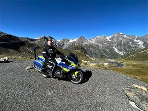 Policjant na motorze w tle góry