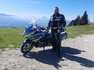 Policjant przy motorze