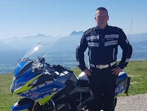 Policjant przy motorze