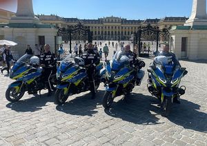 Policjanci na motorach w tle zabytkowy budynek