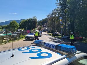 Policjanci kierują ruchem drogowym