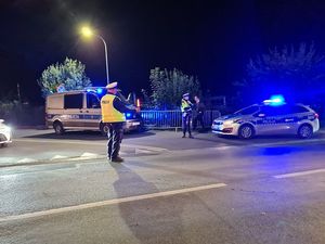 Policjanci kierują ruchem drogowym w porze nocnej