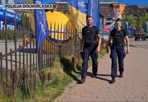 Policjantka z policjantem patrolują okolice forum
