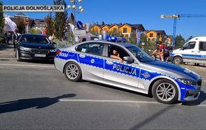 Policjanci radiowozem eskortują inny samochód osobowy