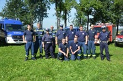 Strażacy Ochotniczej Straży Pożarnej i policjanci na wspólnym zdjęciu