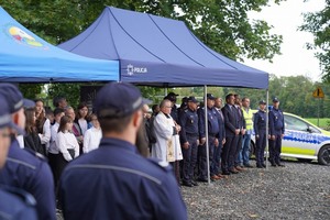 Policjanci, oficjele i zaproszeni goście.